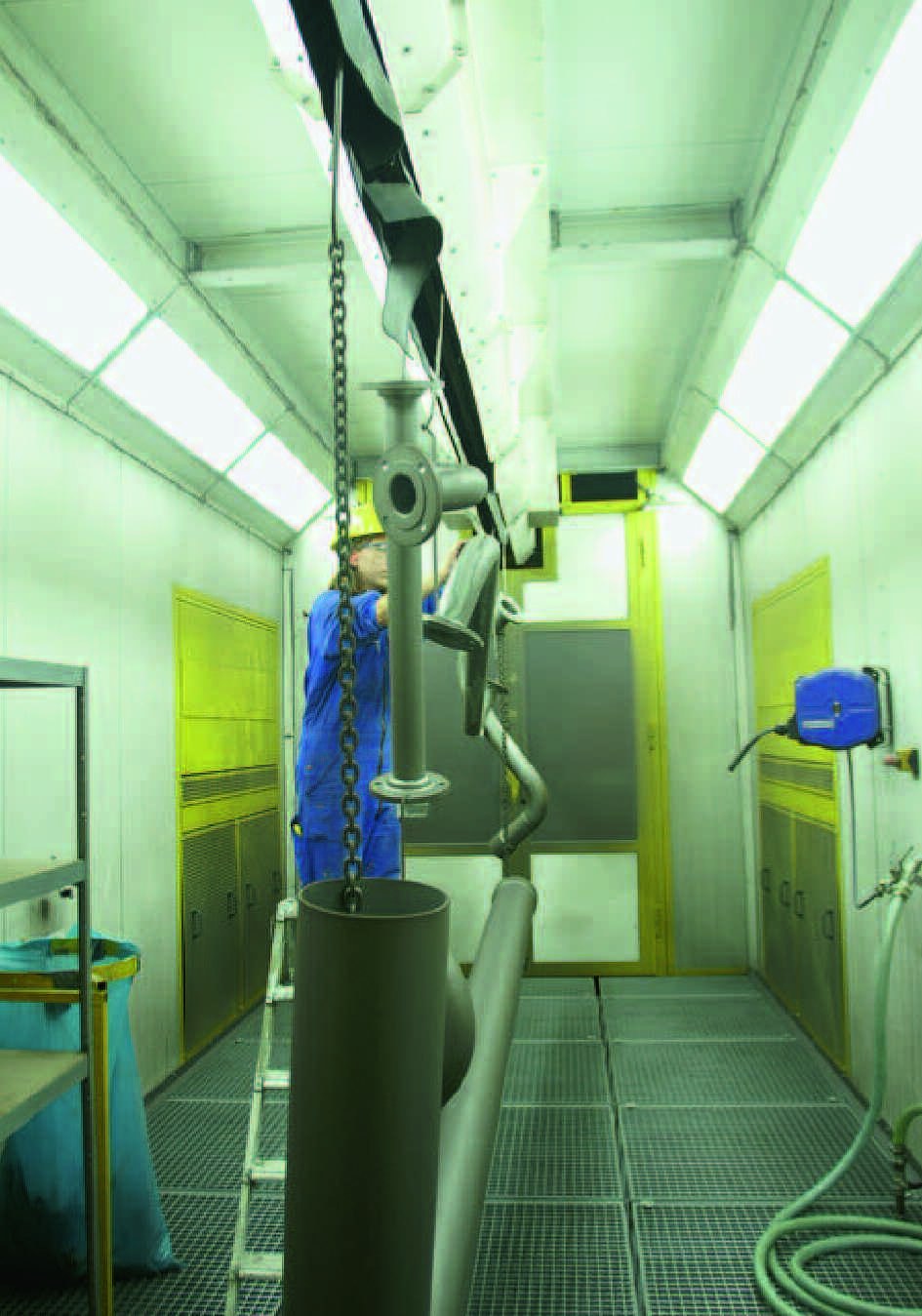 Aufgehängte Rohrbauteile in einer Beschichtungskabine bei ND Coatings