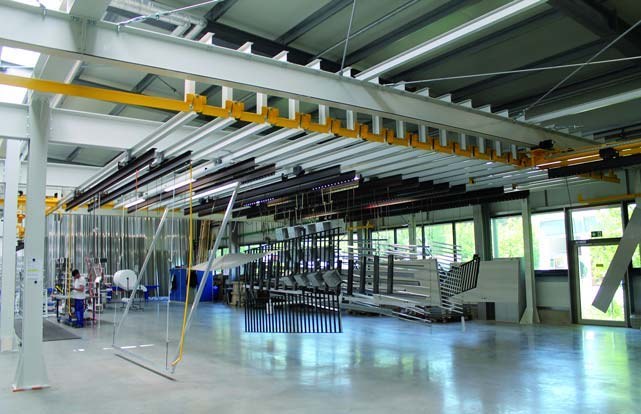 Anlagenhalle bei MFT Kolkwitz mit Deckenschienen und aufgehängten Metallbauteilen