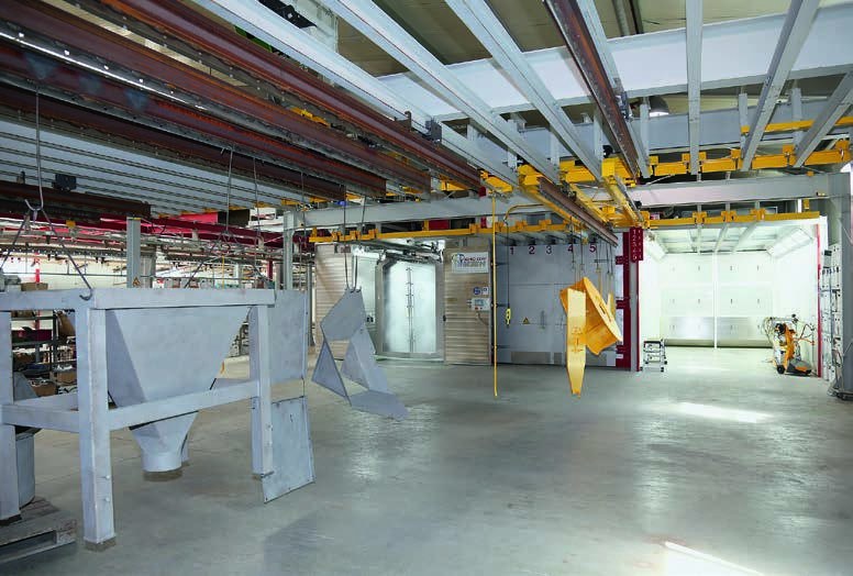 Aufgehängte Metallbauteile in der Beschichtungsanlage bei Schachtel
